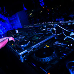 DJ užkulisiuose: kaip pasiruošiama kokybiškam pasirodymui