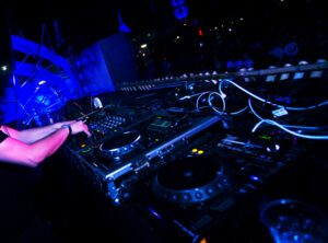 DJ užkulisiuose: kaip pasiruošiama kokybiškam pasirodymui